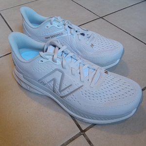 New Balance 860 v13 - Women's size 9.5